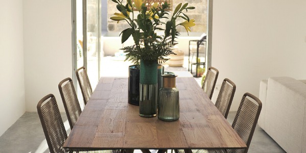 How to decorate the dining table